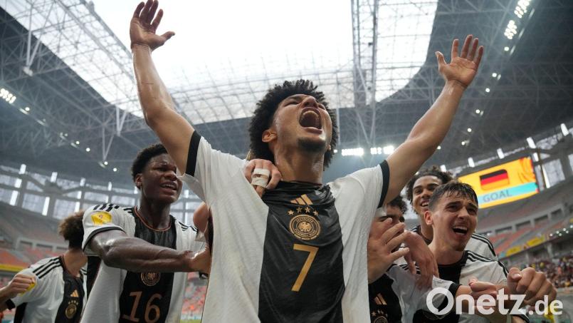 Die deutschen U17-Fußballer um Paris Brunner (M.) stehen im WM-Finale. Bild: Achmad Ibrahim/AP/dpa