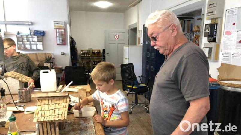 Wenn Kinder im Alten Schulhaus Krippen bauen, steht Peter Geier mit Rat und Tat zu Seite. Bild: Albrsdörfer