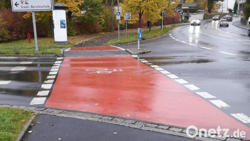 Die rote Markierung an der Einmündung der Weiherstraße soll verstärkt auf Radfahrer aufmerksam machen. Entlang der Rosenberger Straße, die auch im Radverkehrskonzept als Hauptachse gilt, finden sich bereits mehrere solche augenfälligen Markierungen. Bild: Andreas Royer