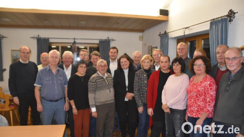 Mit Vorsitzendem Heiner Vierling (hinten, Dritter von rechts) führen sie den Heimatring Weiden für die nächsten zwei Jahre. Mit im Bild sind außerdem die Ehrengäste. Bild: hcz