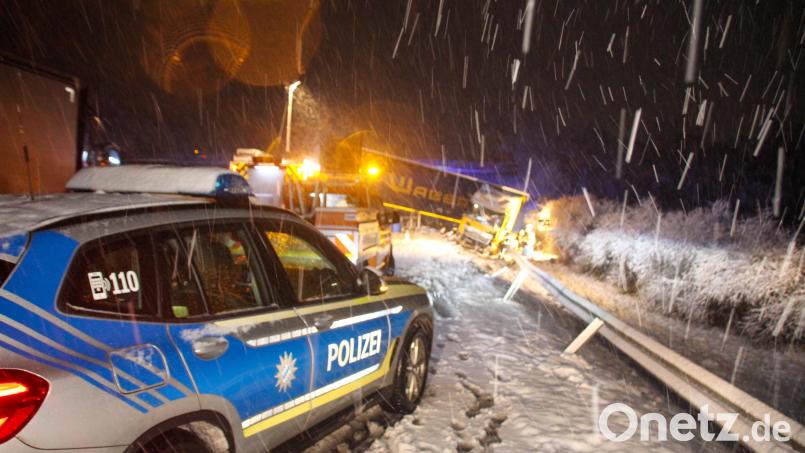 Die Polizei ist bei Schneefall bei Wiesent und Wörth an der Donau im Landkreis Regensburg an einer Unfallstelle auf der A3 im Einsatz. Ein Lastwagen war auf dem Schnee ins Rutschen geraten. In der Nacht zum Dienstag bescherte der Wintereinbruch mit stärkeren Verkehrsbehinderungen, den Feuerwehren und Winterdiensten viele Einsätze. Bild: Moller-Schuh/dpa
