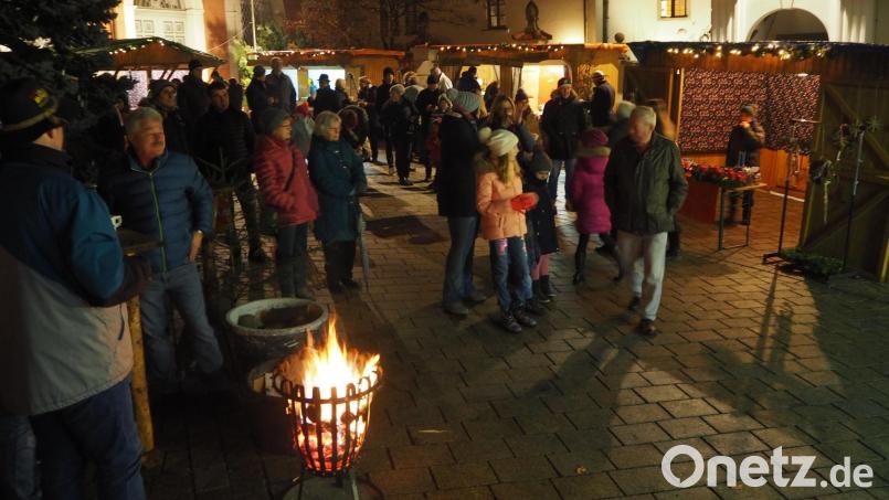 Lichterglanz und Glühweinduft soll es auch heuer auf dem Schlossplatz in Neustadt/WN geben. Den Auftakt macht die Musikschule am 3. Dezember. Archivbild: krb