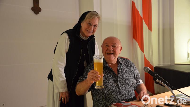 Toni Lauerer zusammen mit Äbtissin Laetitia Fech in der Aula des Klosters Waldsassen. Beide waren 2022 zu Botschaftern der Oberpfalz ernannt worden. Bild:  Sr. M. Sophia Schlembach/exb