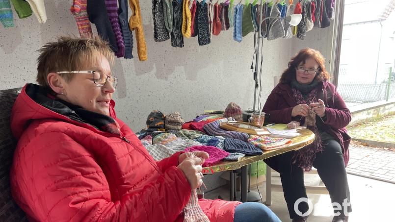 Bis zu fünf Stunden am Tag widmen sich Gisela Schulenberg (links) und Andrea Ewig der Strickerei. Jede schafft ungefähr 40 Paar Socken pro Jahr für den guten Zweck. Bild: ge