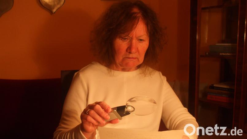 Maria Goetz wertet ein Dokument aus dem Staatsarchiv Amberg aus, bei dem sich Bürgermeister und Rat über die gutsherrlichen Wirte beschweren. Bild: Götz/exb