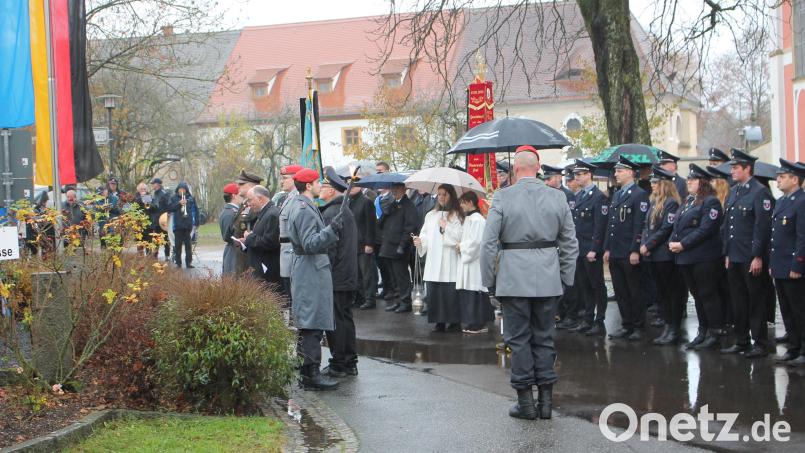 Am Volkstrauertags-Gedenkakt in Speinshart nehmen Abordnungen der deutschen und amerikanischen Pateneinheiten teil. Die Musikkapelle Creußen (Hintergrund links) begleitet Gottesdienst und Gedenkfeier. Bild: bjp