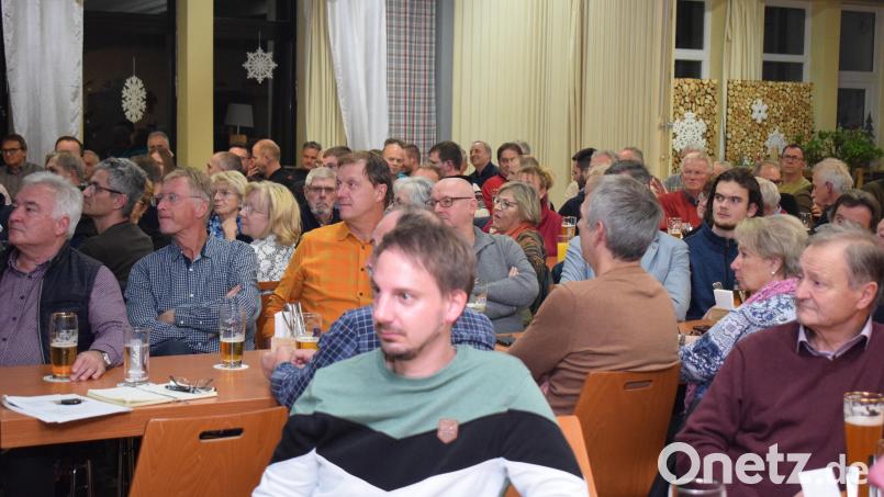 Aufmerksam folgen die vielen Zuhörer den Ausführungen des Bürgermeisters Peter Neumeier in der Bürgerversammlung. Bild: bnr