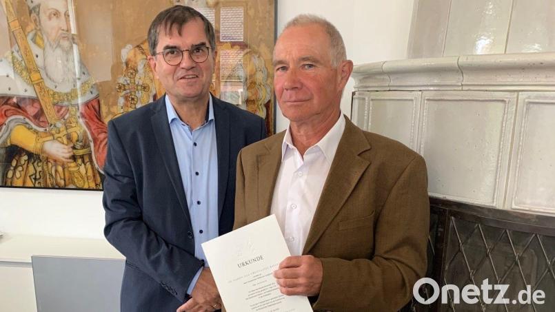 Landgerichtspräsident Stefan Täschner (links) überreichte Fritz Kammerer die Ruhestandsurkunde. Bild: Uli Hübner/exb