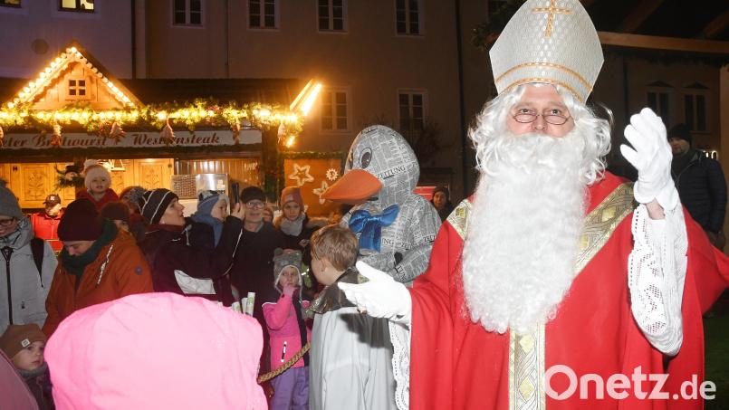 Nikolaus und Paula Print am Weihnachtsmarkt Bild: Gabi Schönberger