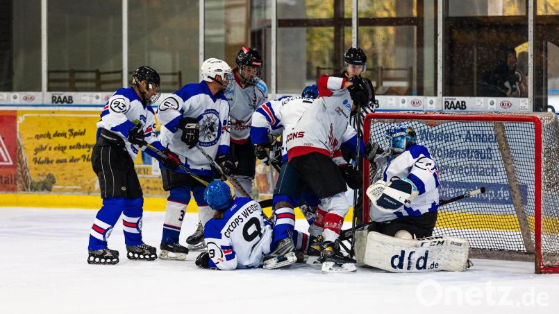 Mit vollem Einsatz kämpften sechs Polizei- und zwei Hobbyteams um den Max-Reger-Pokal der Ice-Cops Weiden. Bild: Maximilian Göbel/exb