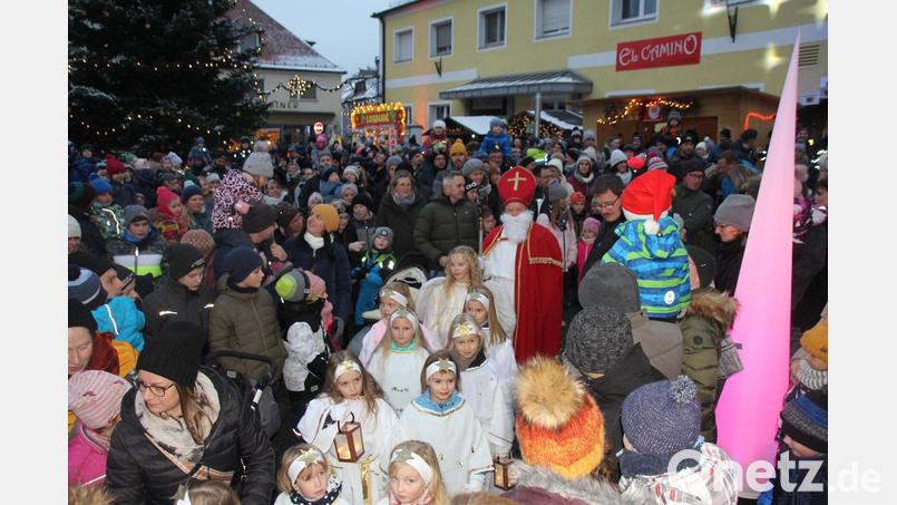 Immer ein Besuchermagnet: Der Christkindlmarkt in Oberviechtach. Archivbild: Fröhlich