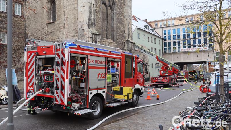 Am Mittwochmorgen hat es in der Regensburger Altstadt gebrannt. Ein Gebäude in der Nähe des Doms fing Feuer. Bild: Simon Rothfischer