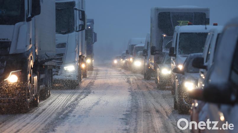 Schnee und Glätte haben auch in Tschechien zu chaotischen Verhältnissen geführt. Symbolbild: Bernd Wüstneck/dpa