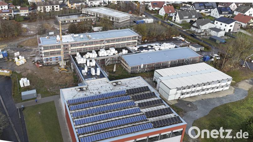 Blick auf Großbaustellen der Stadt Waldershof: Im Vordergrund die Sporthalle mit der Photovoltaik-Anlage, in der Bildmitte die Jobst-vom-Brandt-Schule und am oberen Bildrand der fertiggestellte Rohbau der neuen Kindertagesstätte. Bild: Wolfgang Erhart/exb