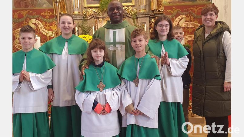 Caroline Würth (rechts), die für die Ministranten in der Pfarrei St. Salvator zuständig ist, legte den Neuen die Kruzifixe um. Bild: mas