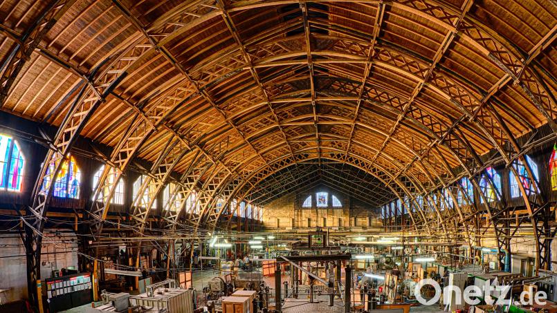In der aktuellen Ausstellung präsentiert Robert Christ außergewöhnliche Fotografien von der Glashütte und von den einzelnen Produktionsschritten bei der Fertigung mundgeblasenen Flachglases. Bild: Robert Christ/exb
