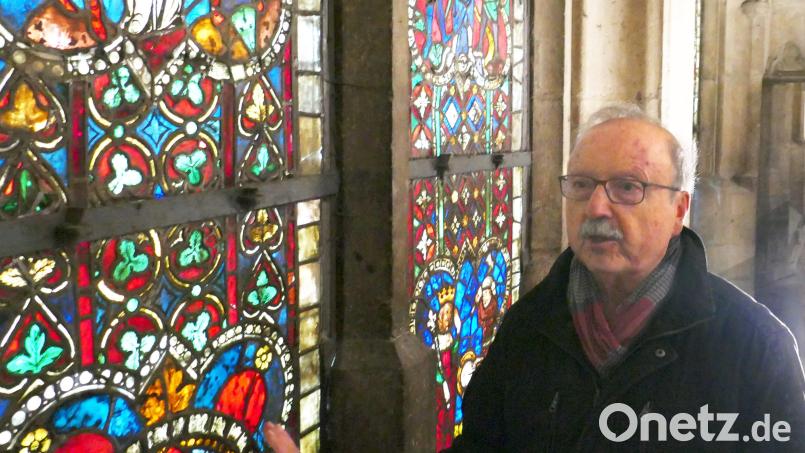 Auf der Umlaufempore des des Regensburger Domes zeigt Wolfgang Brandl die Stelle, an der er und seine vier Chorkollegen vor 65 Jahren Modell für die Plattenhülle standen. Bild: Johannes Wiemann
