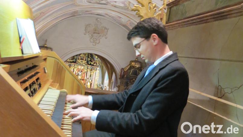 Regionalkantor Florian Schuster spielt in der Pfarrkirche St. Andreas in Altendorf ein Orgelkonzert. Bild: Tanja Schlehuber/exb