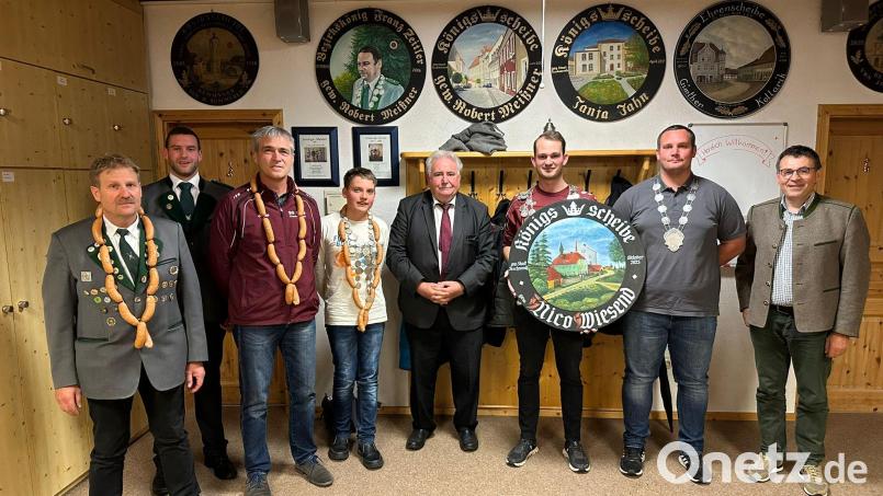 Die Schützengesellschaft 1549 Tirschenreuth proklamierte ihre neuen Schützenkönige. Im Bild (von links) Harald Thiermann, Tobias Birkner, Roland Michl, Jonas Schedl, Peter Gold, Nico Wiesend, Christopher April und Paulus Mehler. Bild: Peter Härtl/exb