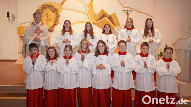 Die neuen MinistrantInnen der Pfarrei St. Sebastian Waldthurn:
Vordere 1. Reihe von links: Moritz Stahl (Frankenrieth), Helena Gollwitzer (Waldthurn), Magdalena Weig (Ottenrieth), Josepha Bodensteiner (Albersrieth), Mia Reber, Johannes Müller (beide aus Waldthurn), Benedikt Danzer (Albersrieth) und Felix Kick (Waldthurn). Bild: fvo