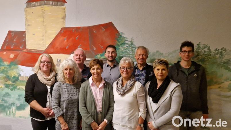 Einen neuen Vorstand wählt der Heimat- und Kulturverein Vilseck im neuen Vereinszimmerin der alten Schule Vilseck. Im Hintergrund das Wandgemälde von Agnes Rauscher, das die Burg Dagestein zeigt. Bild: Norbert Piehl/exb