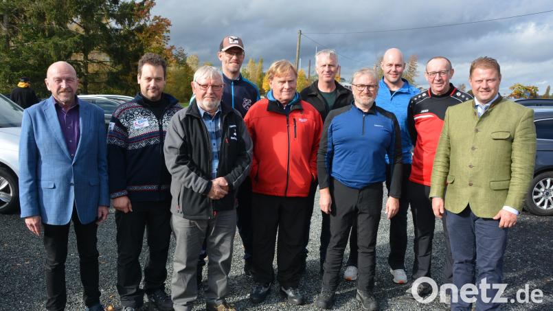 Die Mannschaftsführer der erfolgreichsten Teams beim Eisstock-Saisonauftaktturnier in der Mitterteicher Eissporthalle zusammen mit Bürgermeister Stefan Grillmeier (rechts), ATS-Vorsitzendem Andreas Dreßel (Vierter von rechts) und Stadtverbandsvorsitzendem Peter Haibach (links). Bild: jr