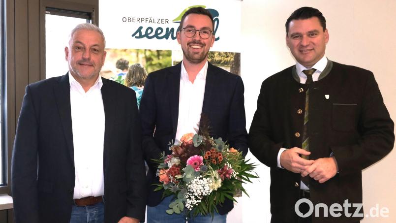 Der Vorsitzende des Zweckverbandes "Oberpfälzer Seenland", Landrat Thomas Ebeling (rechts), verabschiedet Geschäftsführer Joachim Häring (links) und beruft seinen Nachfolger Johannes Lohrer (Mitte). Bild: Hirsch