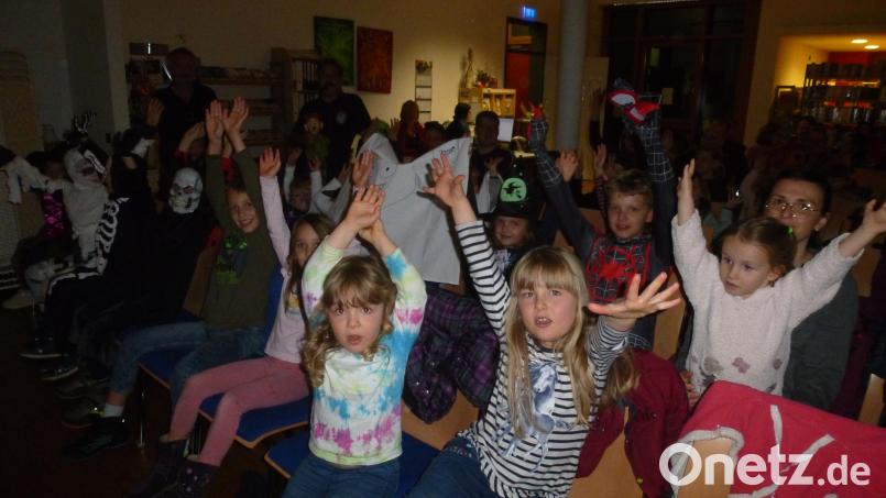 Die Kinder machen begeistert mit beim Puppentheaterstück &quot; Der Waldgeist&quot; Bild: bk