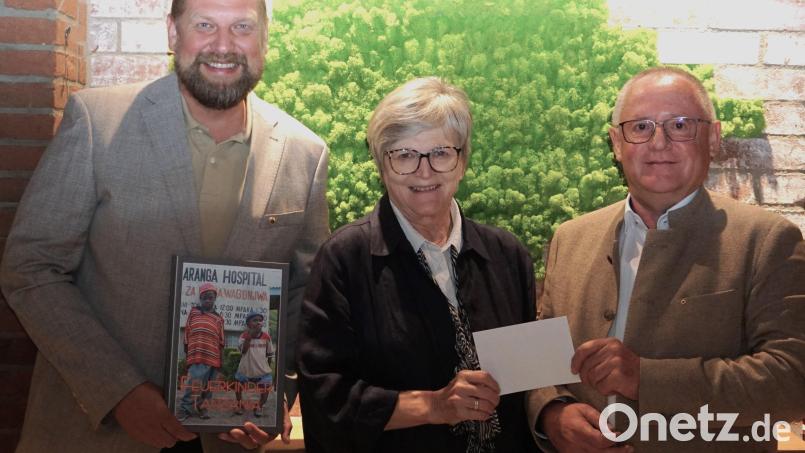 Lions-Präsident Bastian Braun (links) und Dr. Elmar Baumer, Vorsitzender des Lions-Hilfswerks Weiden, überreichen Dr. Annemarie Schraml einen symbolischen Scheck über 1000 Euro. Bild: Lions Club Weiden/exb