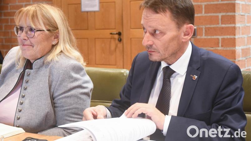 Stadtkämmerin Cornelia Taubmann legt den letzten Haushaltsentwurf ihrer Karriere vor. Kritik daran, dass dieser nicht ausgeglichen ist, weist Oberbürgermeister Jens Meyer zurück. Bild: Gabi Schönberger