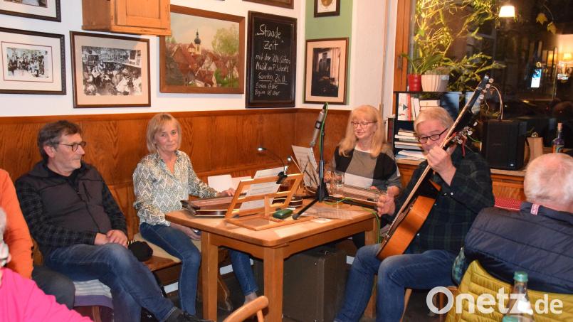 Die 204 Seiten um Peter Schertl begeisterten die Gäste der Rockenstube im Gasthaus zum Hirschen in Königstein. Bild: wku