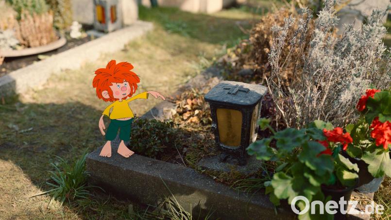 In einer Folge der neuen Pumuckl-Serie besucht der Kobold das Grab von Meister Eder (Bild). Auf dem Friedhof begegnet er auch einer Friedhofsgärtnerin, die von Christina Baumer gespielt wird. Bild:  RTL/NeueSuper