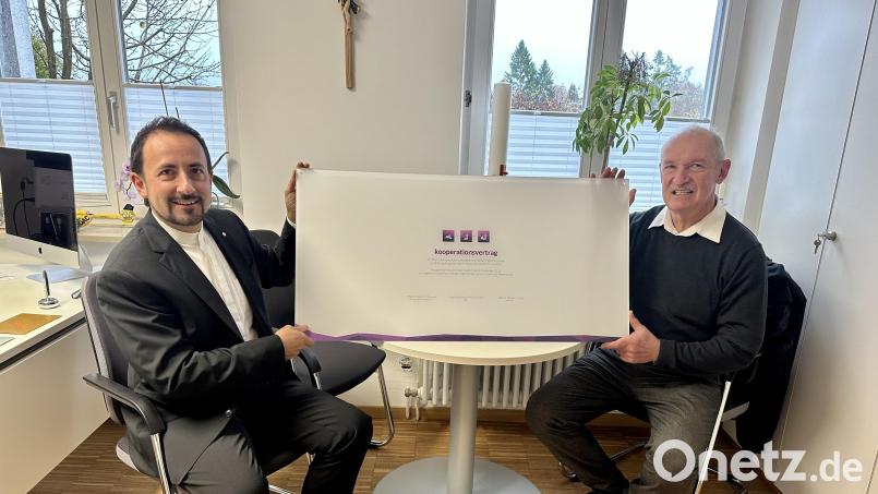 Die Urkunden der Kooperationsverträge besiegelt die Zusammenarbeit zwischen den evangelischen Kirchengemeinden Hirschau und Auferstehungskirche und werden in den Gemeindehäusern präsentiert. Bild: wku