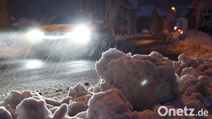Ein Auto fährt mit Schrittgeschwindigkeit über eine geräumte Straße. Schnee und Glätte haben in Teilen Deutschlands für Unfälle gesorgt. Bild: Jörg Halisch/dpa