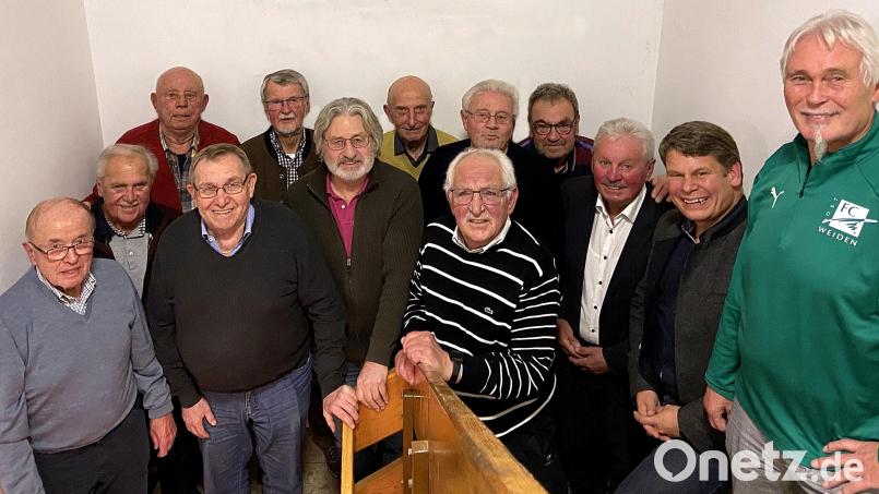 Zum 50. Geburtstag ehren die Verantwortlichen des FC Weiden Ost viele Gründungsmitglieder. Bild: R. Kreuzer
