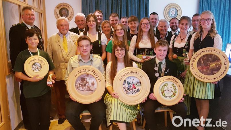 Die Schützengesellschaft D'Fensterbachtaler aus Pursruck proklamiert ihre neuen Würdenträger (vorn, von links): Schützenkönig Martin Fischer, Schützenliesl Michaela Schäffer und Jugendkönig Andreas Heldmann;
stehend (von links): Schülerkönig Jakob Rumpler, Schützenmeister Franz Fruth, Ulrich Schmid, Alfred Schadl, Carina Fischer, Markus Schadl, Jasmin Heinrich, Stefan Schadl, Nele Heinrich, Thomas Reitinger, Felix Heinrich, Johanna Fruth, Stefan Schadl, Heinz Müller, Günther Rumpler, Anita Heldmann, Herbert Heinrich und Simone Heldmann. Bild: Petra Donhauser/exb