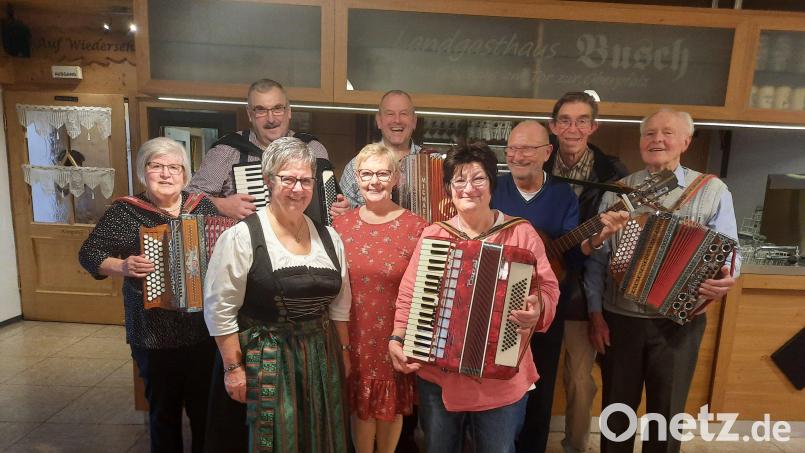 Monika Fink (vorne links) freute sich, viele Musikanten begrüßen zu können, die beim Kirchweih-Wirtshaussingen aufspielten. Bild: Monika Fink/exb