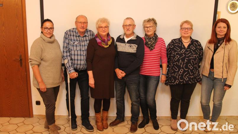 Josef Träger (Zweiter von links) leitet auch künftig den VdK-Ortsverband. Dessen Leistungen würdigten Kreisvorsitzende Carola Brust (links) und Bürgermeisterin Marina Hirnet (rechts). Das Lob galt auch den geehrten Mitgliedern. Bild: pi