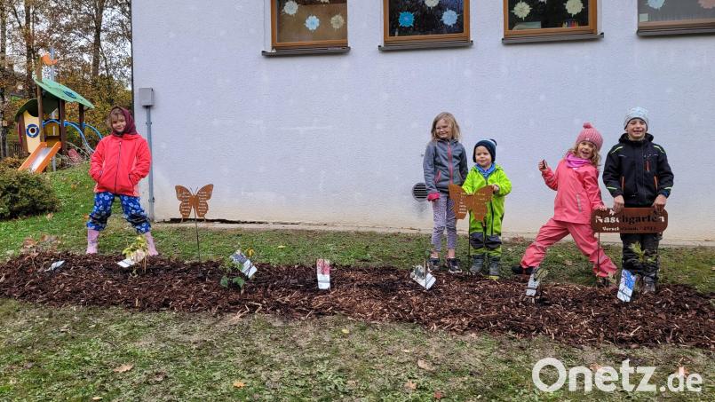 Stolz präsentieren die beteiligten Kinder das mit Beerensträuchern bepflanzte Beet im Garten des Kinderhauses St. Michael in Waldsassen. Bild: Kinderhaus St. Michael Waldsassen/exb