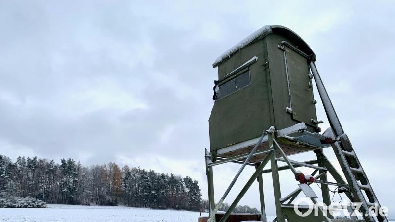 Von diesem mobilen Jagdstand aus sollen die Schüsse auf die Michldorfer Mufflonschafe fallen. Er steht auf einer verschneiten Wiese hinter der Luher Straße. Bild: Gabi Schönberger