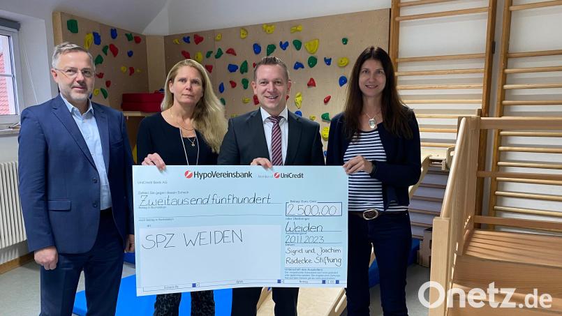 KNO-Vorstand Michael Hoffmann (links), SPZ-Chefärztin Dr. Edit Lakatos (Zweite von links) und Psychologin Dr. Daniela Runkel ( rechts.) freuen sich über
die Unterstützung der Sigrid-und-Joachim-Radecke-Stiftung. Christian Wolf (Zweiter von rechts), Filialleiter der Hypo-Vereinsbank, überreicht die Spende. Bild: Kliniken Nordoberpfalz, Michael Reindl/exb