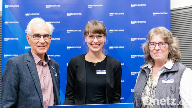 Dekan Prof. Andreas Ottl, Preisträgerin Lilli Marlen Mirlach und Prof. Ursula Albertin-Hummel (von links) freuen sich über die Auszeichnung. Bild: Daniel Schwaiger/BBIV