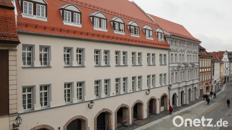 Der Bauzaun ist weg, die letzten Flächen sind gepflastert. Am Samstag eröffnet in den aufwendig sanierten Drei Höfen in der Amberger Bahnhofstraße das Hotel Mariandl am Berg. Bild: Wolfgang Steinbacher