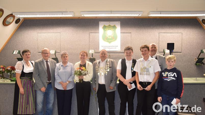 Die Schützengesellschaft 1922 Theuern kürt ihre neuen Würdenträgern. Zweite Schützenmeisterin Brigitte Wittmann (links) und Dritter Bürgermeister Hubert Blödt (Zweiter von links) gratulieren. Bild: Monika Lobenhofer/exb
