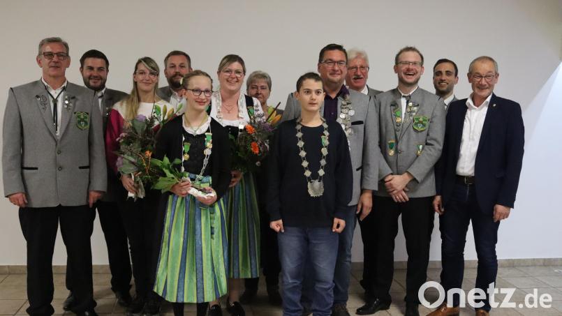 Jugendkönigin Jana Mikalauskas und Jugendkönig Matthias Ried (vorn), Schützenliesl Michaela Graf (Sechste von links) und Schützenkönig Rainer Salbeck (Neunter von links) sind die neuen Hoheiten der SG Vilstal Rieden. Bild: mrr