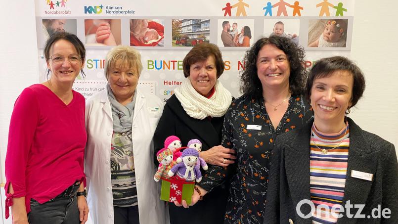 Grit Mediger, Patientenfürsprecherin Marianne Albert, Marina Luttels und Anja Schricker (von links) freuen sich über die Spende von Gudrun Hagn (Mitte). Bild: Kliniken Nordoberpfalz, Michael Reindl/exb