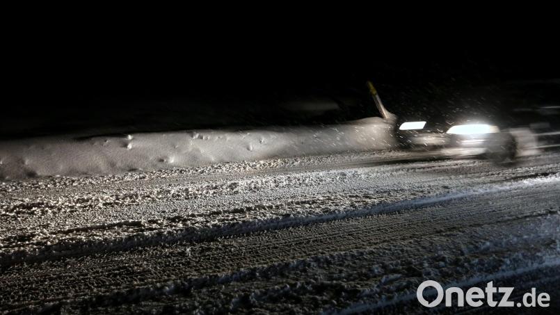 Ein Auto fährt auf schneeglatter Straße. Bei der Gemeinde Birgland konnte ein Autofahrer aufgrund winterlicher Straßenverhältnisse nicht mehr rechtzeitig abbremsen. Drei Autos waren in den Unfall verwickelt. Symbolbild: Karl-Josef Hildenbrand/dpa