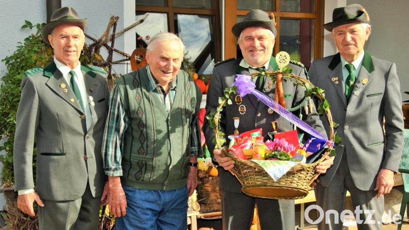 Glückwünsche vom Bruderbund zum 85. Geburtstag: (von links) Rudi Sperber, Jubilar Georg Kolb, Schützenmeister Werner Grünthaler und Adolf Himmerer. Bild: ker