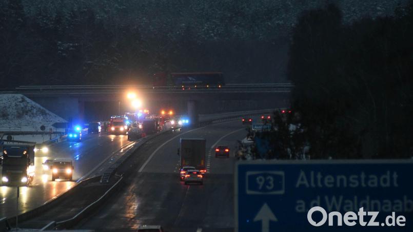 Nach einem Unfall auf der A 93 zwischen Altenstadt/WN und Weiden-Nord war die Autobahn Richtung Süden mehrere Stunden gesperrt. Bild: Gabi Schönberger