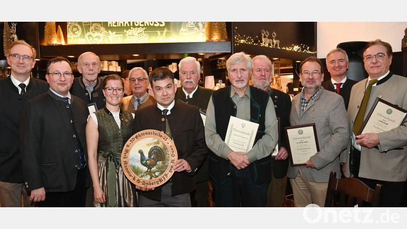Bei der Ehrung waren dabei (von links): Alexander Flierl, Ruppert Schmid, Hans Grimm, Manuela Weiß, Michael Kumeth, Dave Owen, Georg Schwinger, Hartmut Niewierra, Hans Neugebauer, Markus Mahal, Harald Schwartz und Ludwig Kneißl. Bild: gf